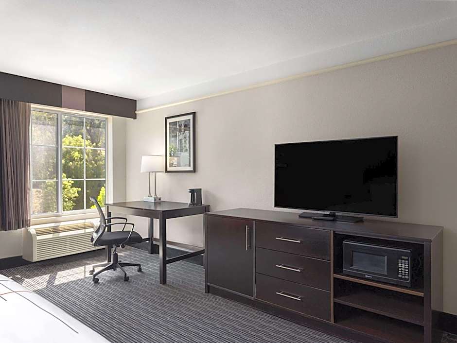 La Quinta Inn & Suites by Wyndham Santa Clarita - Valencia