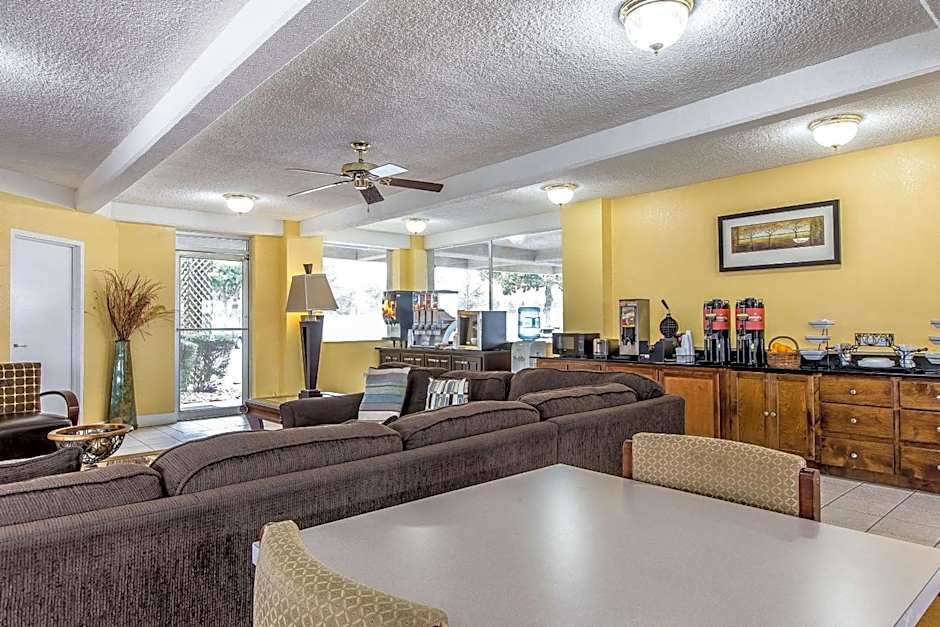 Econo Lodge Byron near Historic District - Warner Robins