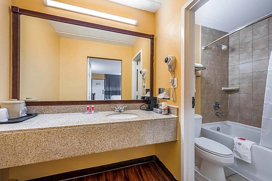 Econo Lodge Columbus near Airport