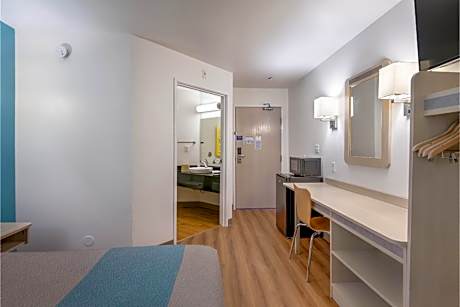 Queen Room - Disability Access - Smoking