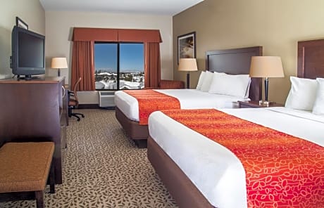 Deluxe Queen room with Roll-In Shower