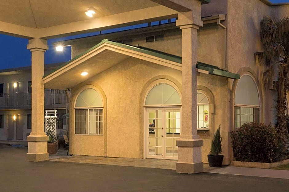Super 8 By Wyndham Ridgecrest – Ridgecrest, CA