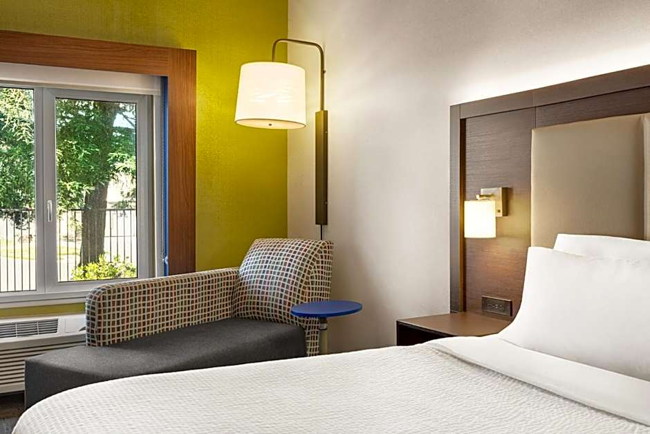 Holiday Inn Express and Suites Redding By IHG