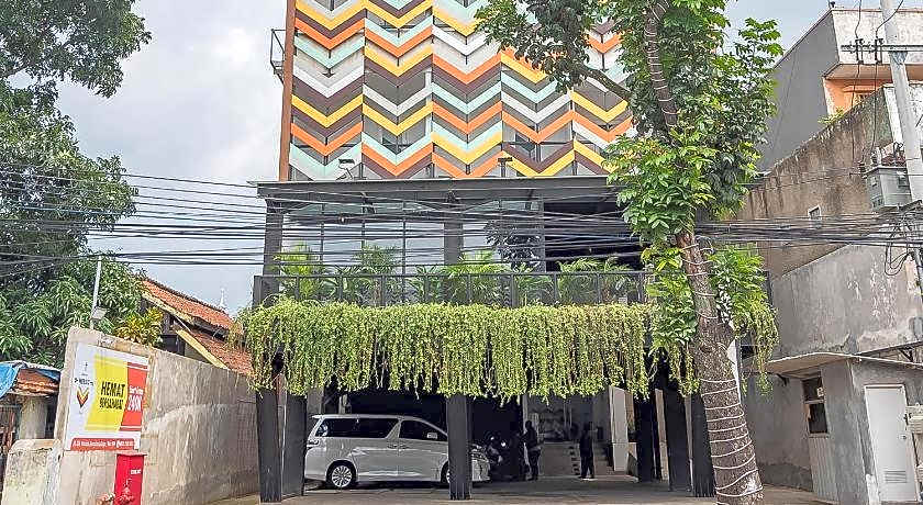 RedDoorz Premium @ Hotel Hebat