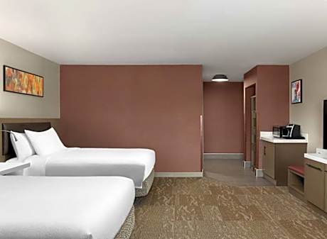 2 Queen Mobility/Hearing Accessible W/Bathtub