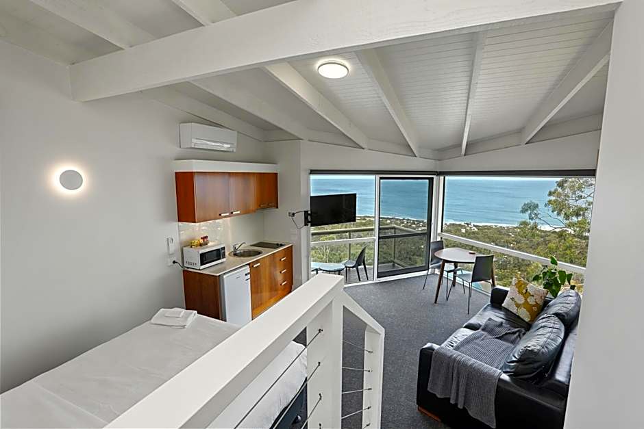 Chris's Beacon Point Restaurant & Villas