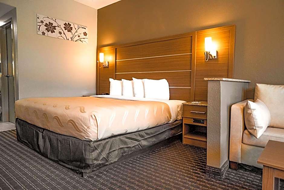 Quality Inn & Suites Near Six Flags - Austell