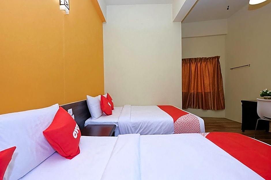 OYO 44029 Tudor Home Inn