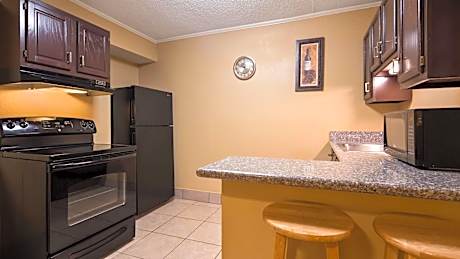 Queen Room with Kitchenette - Second Floor/Non-Smoking