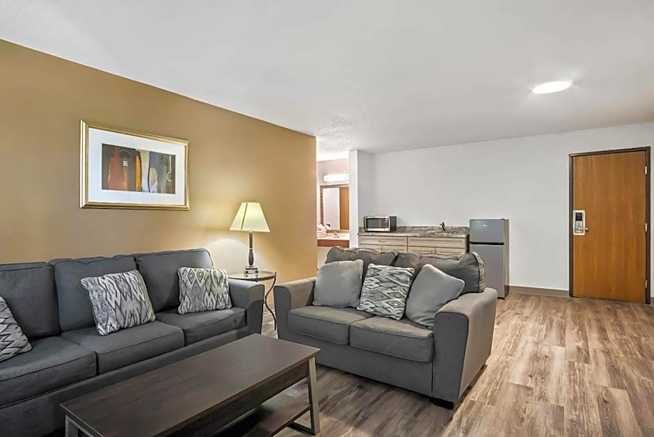 Econo Lodge Inn & Suites