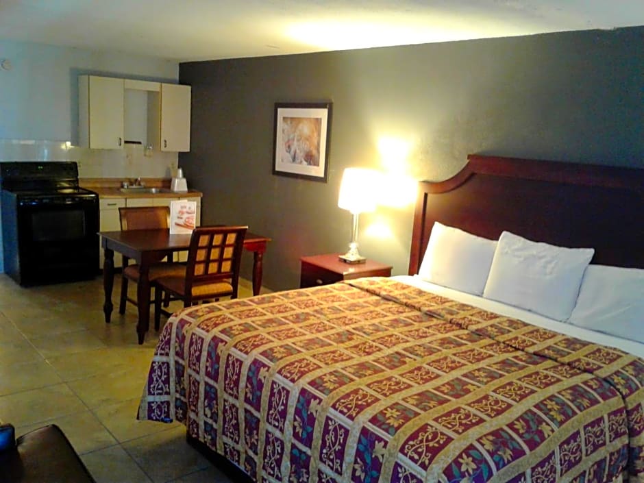 Express Inn & Suites - 5 Miles from St Petersburg Clearwater Airport