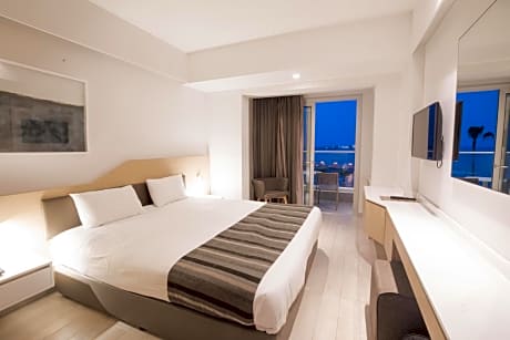 Triple Room with Sea View (2 Adults + 1 Child)