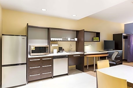 1 King Accessible Roll In Shower Suite Nonsmok Free Brkfst/wi-fi-kitchen W/micro/fridge Separate Bdr