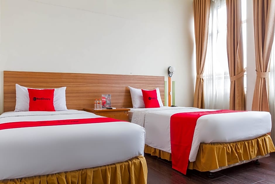 RedDoorz Plus @ Surapati 2