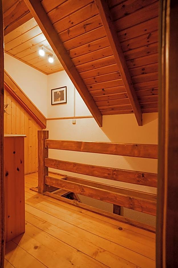 DOMKI POD JARZĘBINĄ