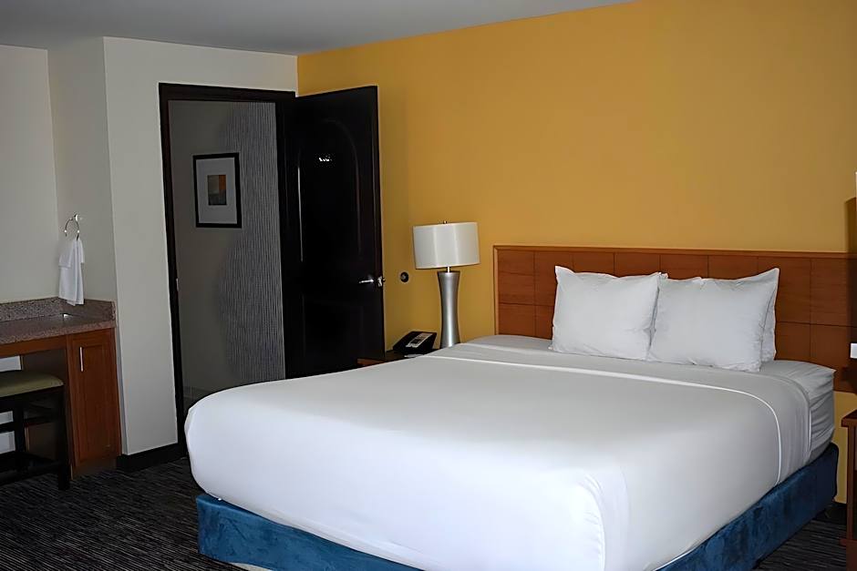 Photo 1 of 1 of 1 Queen Bed