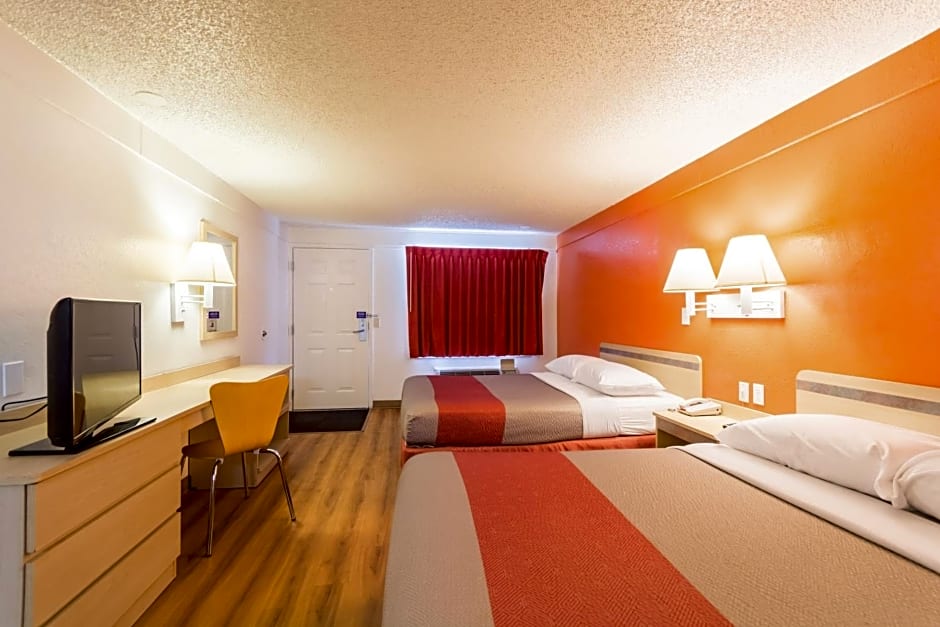 Travelodge by Wyndham Essington / Philadelphia Airport