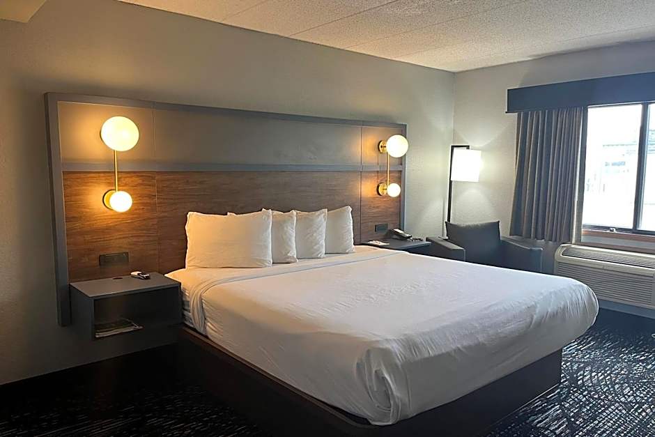 Photo 1 of 7 of 1 King Bed, Mobility Accessible, Roll in Shower