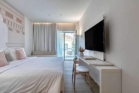 Standard double room with balcony - 1 Queen bed, and single sofa