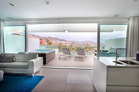 Divinity Lago 1 bedroom Suite with jacuzzi and sea view