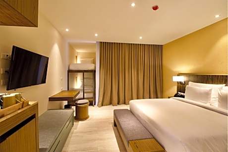 Family Room(2 Adults + 2 Children)