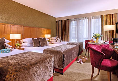 Family Room (2 Adults + 2 Children)