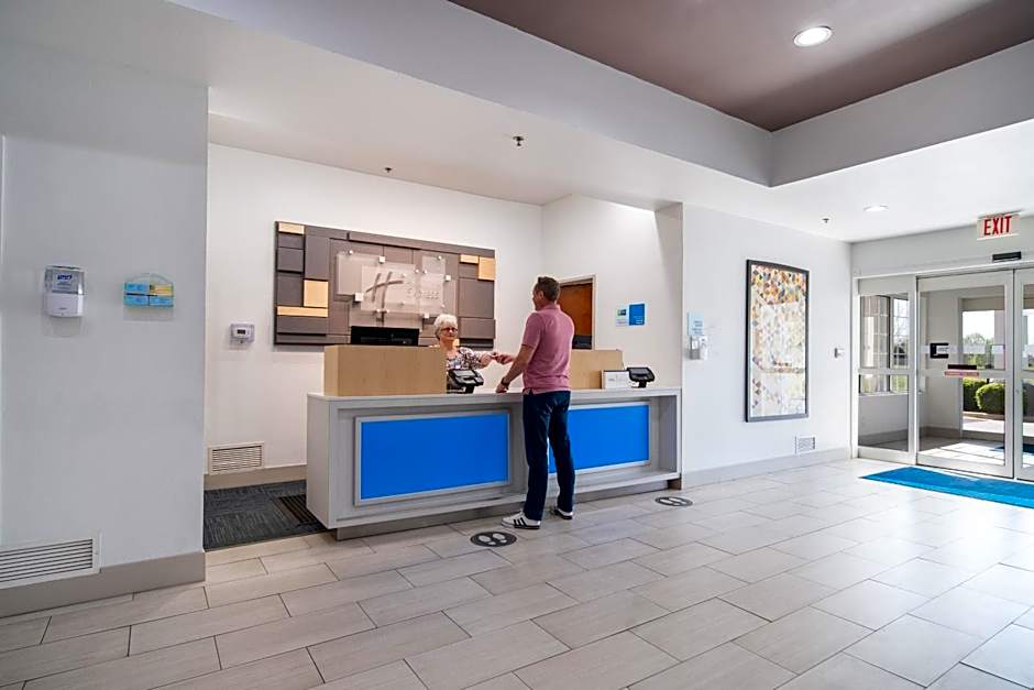 Holiday Inn Express Hotel & Suites Bedford By IHG