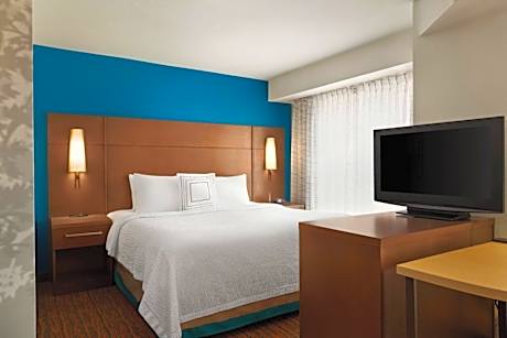 King Studio with Sofa Bed and Adapted Tub - Mobility Accessible