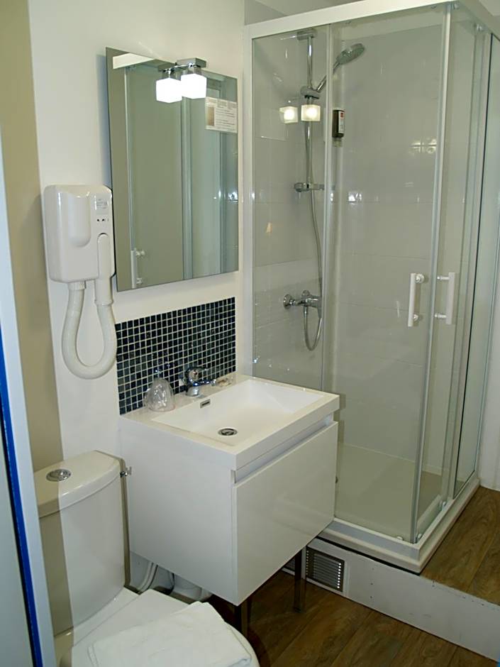 Photo 1 of 6 of Quadruple Room