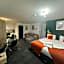 Studio & 1 Bedroom Apartments - PE1 - Contractor Friendly - Free Parking - Sofa Beds - Sky TV - Full Kitchen - Washer Dryer - WiFi