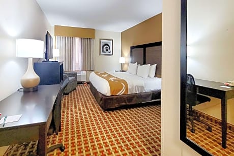 1 King Bed, Smoking, Accessible