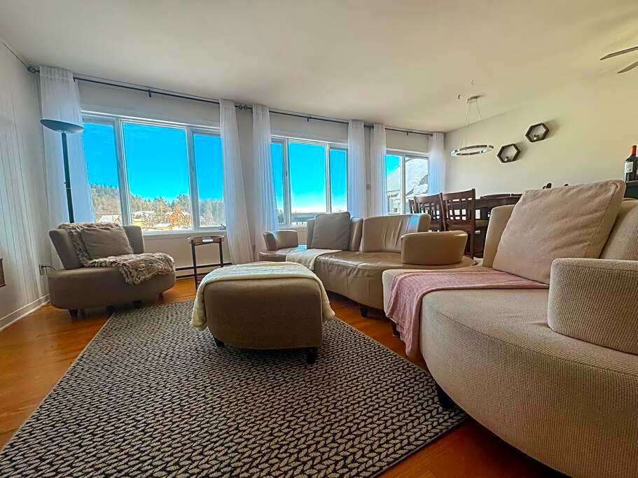 Lake retreat 5BR with SPA, watercraft and kids playground