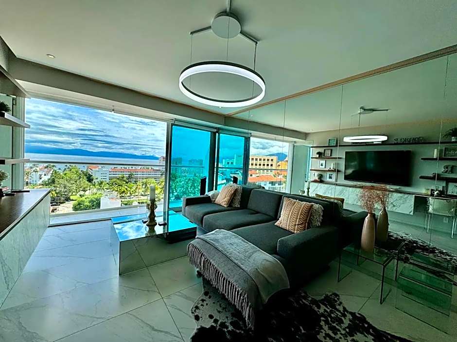 Luxurious Oceanfront condo with Unmatched Panoramic Views