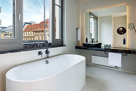 Suite, 1 King Bed, Corner