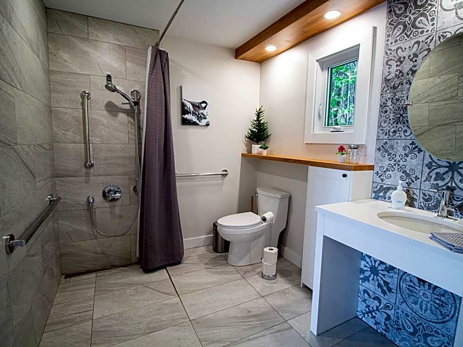 Accessible Trails with Private Hot tub and Firepit