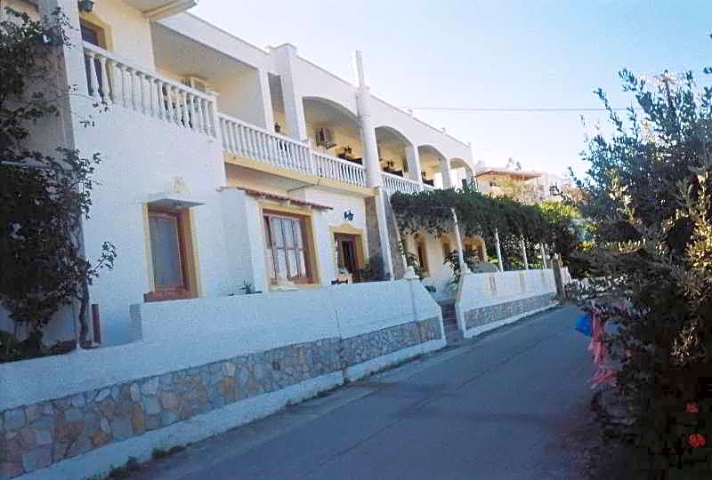 Akrogiali Rooms & Studios