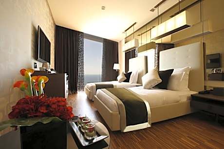 Deluxe Elegant Sea View Room