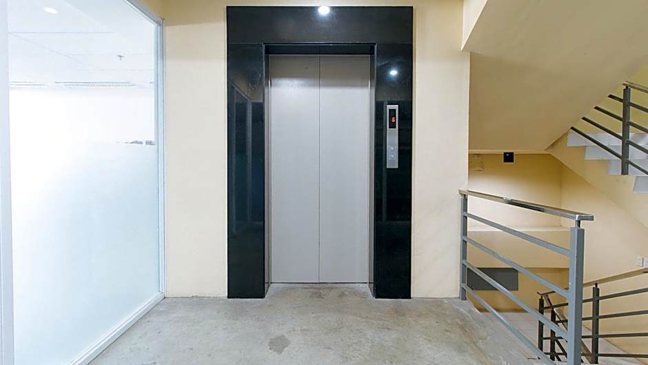 RedDoorz @ Insular Square Mandaue City