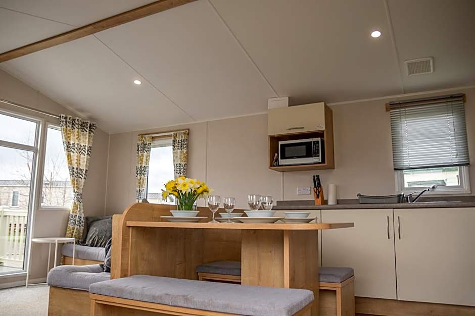 64 lancaster The lazy willow 3 bedroom hot tub caravan tattershall lakes