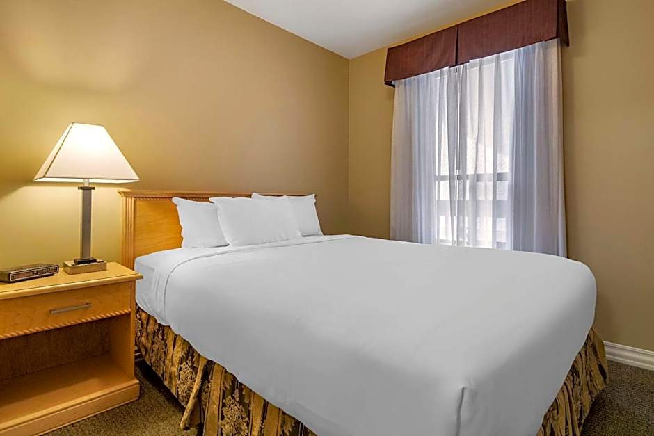 Econo Lodge Inn & Suites