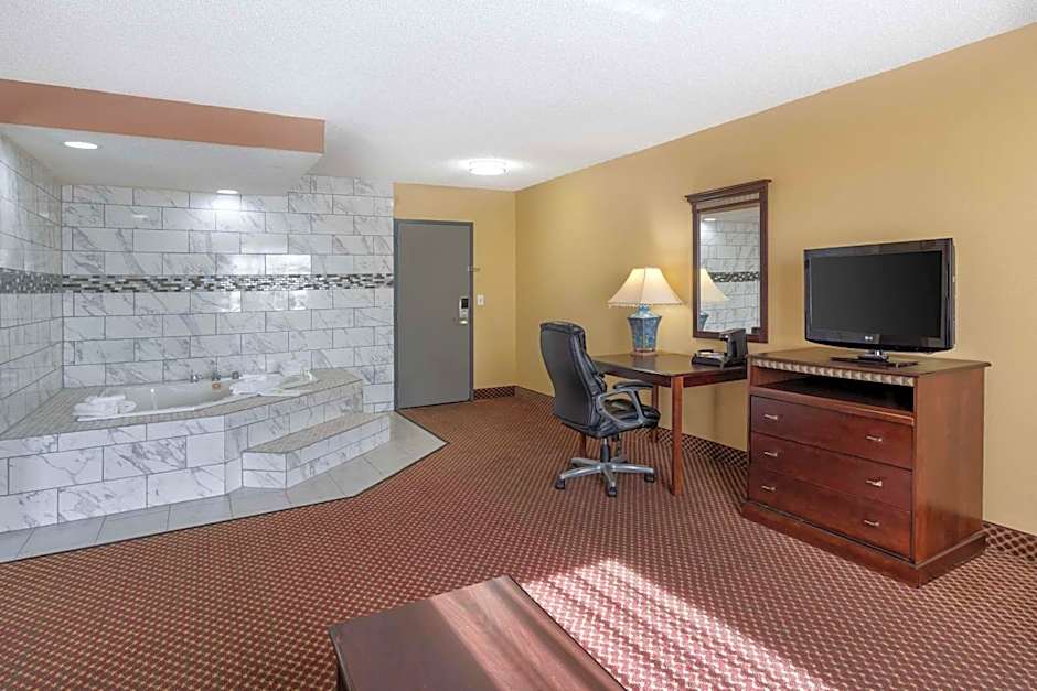 Quality Inn & Suites Bloomington University Area