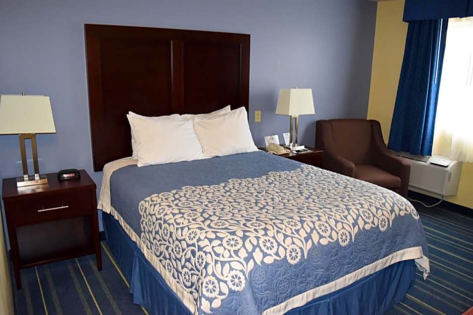 Photo 1 of 5 of 1 Queen Bed, Mobility Accessible