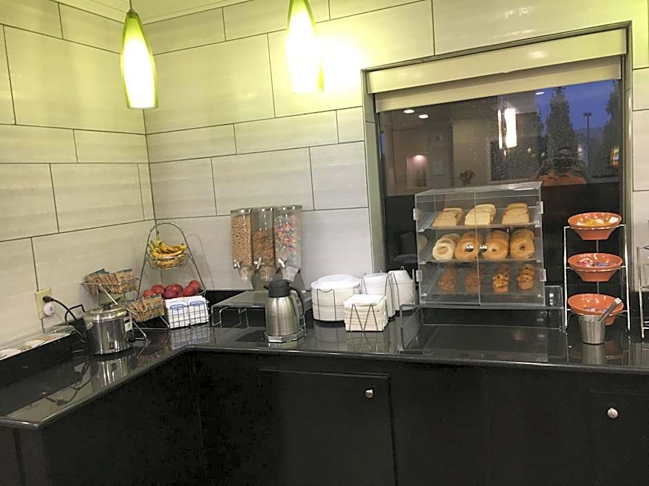 La Quinta Inn & Suites by Wyndham Louisville East