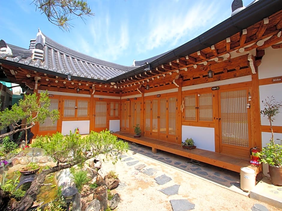 Happiness Full Hanok Guesthouse Jeonju