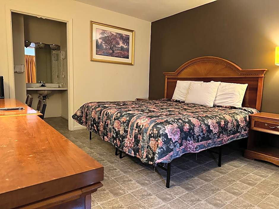 Country Club Inn & Suites