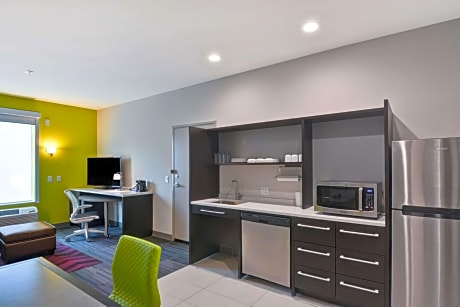 1 Qn Bed 1 Bedroom Lake View Suite Nonsmoking