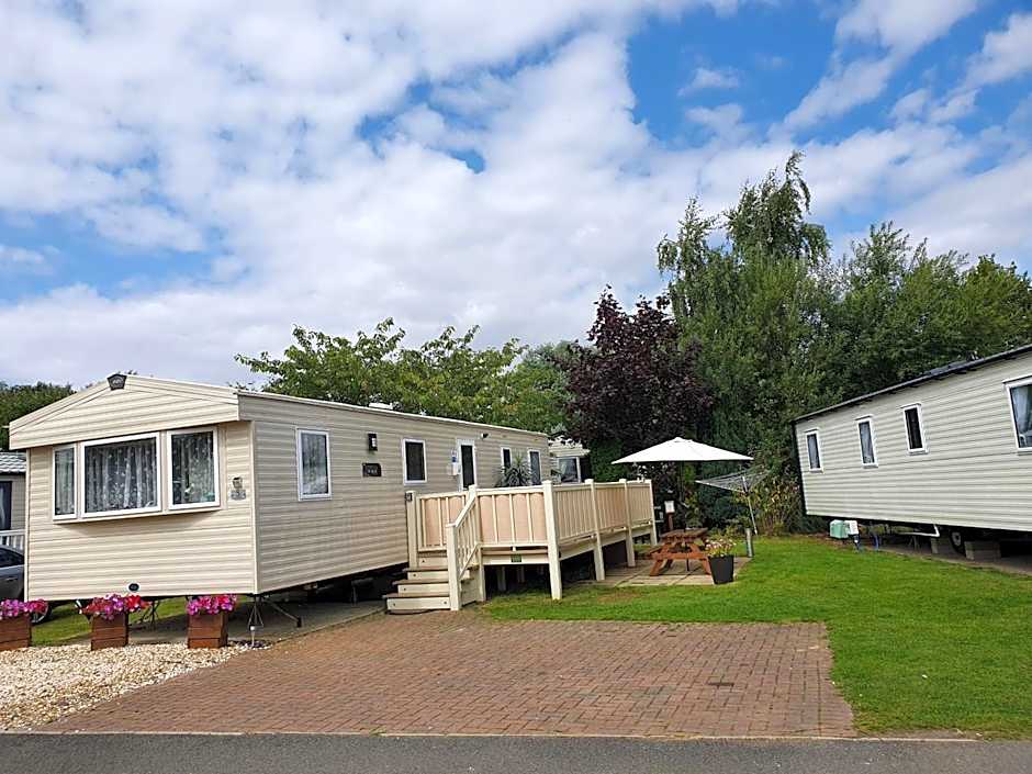 Relaxing Breaks with Hot tub at Tattershal lakes 3 Bedroom