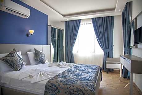 Standard Triple Room with Sea View