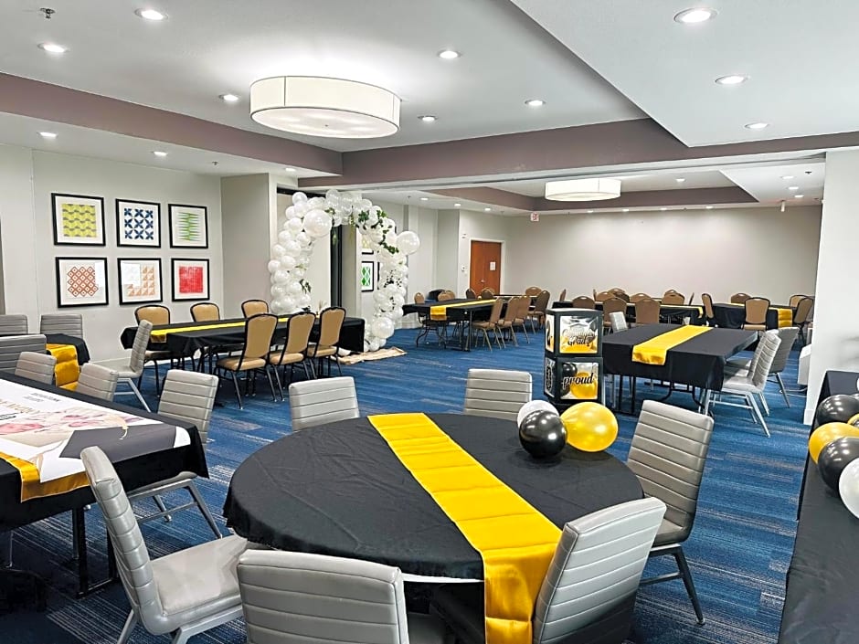 Holiday Inn Express Hotel & Suites Mansfield By IHG