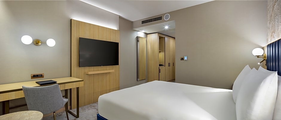 Photo 1 of 4 of 1 King Bed Guestroom, View